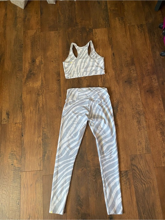 summersalt Pants - Summersalt Light Gray Zebra-Stripe Legging & Sports Bra Set